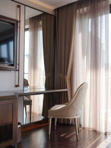 Sự tinh giản trong phòng nghỉ khách sạn tạo nên trải nghiệm lưu trú cao cấp